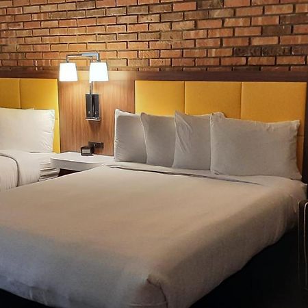 Penn Lodge Hotel & Suites Philadelphia - Bensalem Bagian luar foto