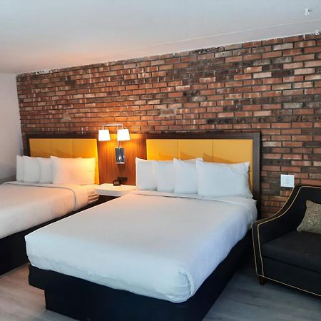 Penn Lodge Hotel & Suites Philadelphia - Bensalem Bagian luar foto