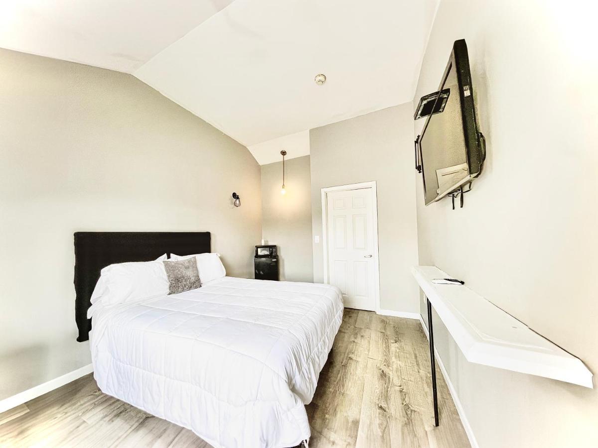 Penn Lodge Hotel & Suites Philadelphia - Bensalem Bagian luar foto