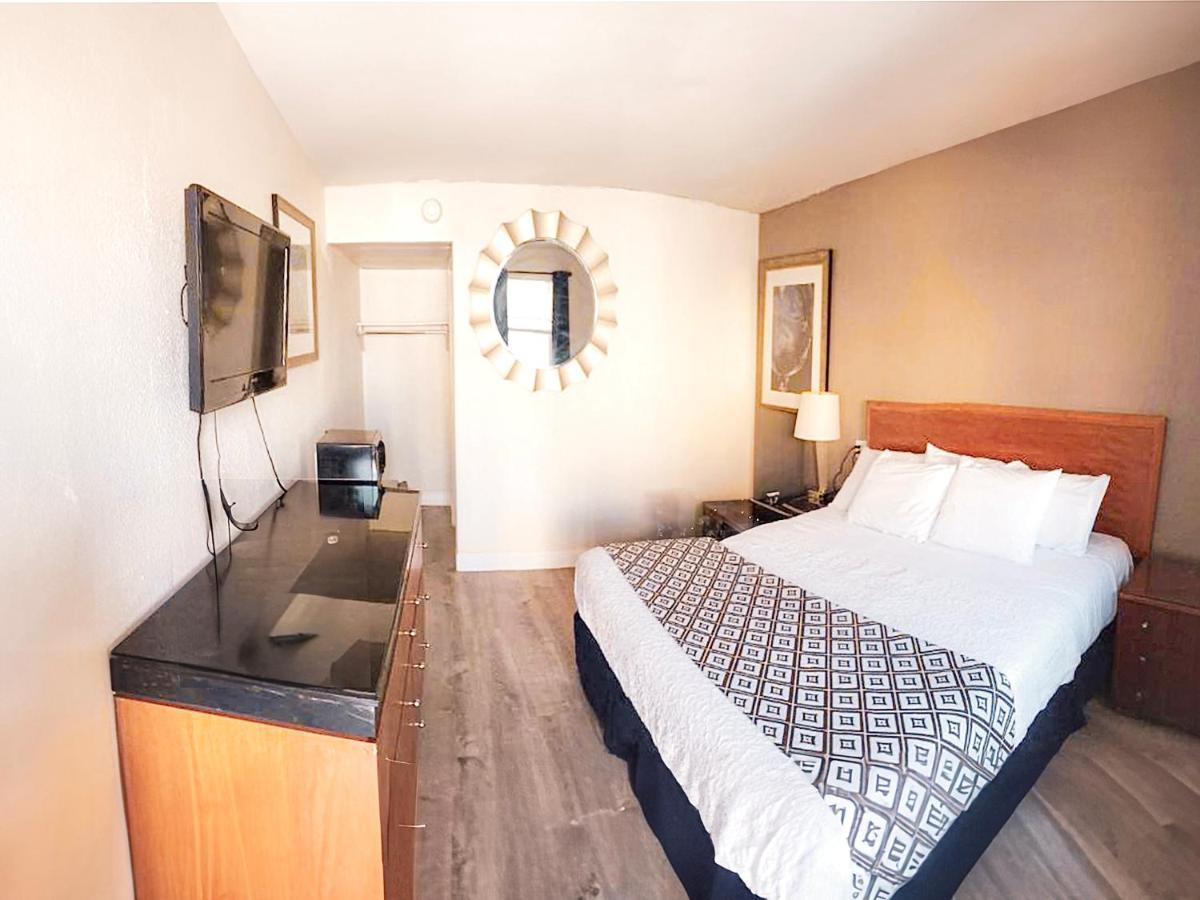 Penn Lodge Hotel & Suites Philadelphia - Bensalem Bagian luar foto