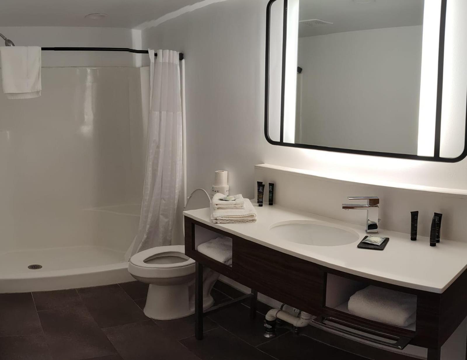 Penn Lodge Hotel & Suites Philadelphia - Bensalem Bagian luar foto
